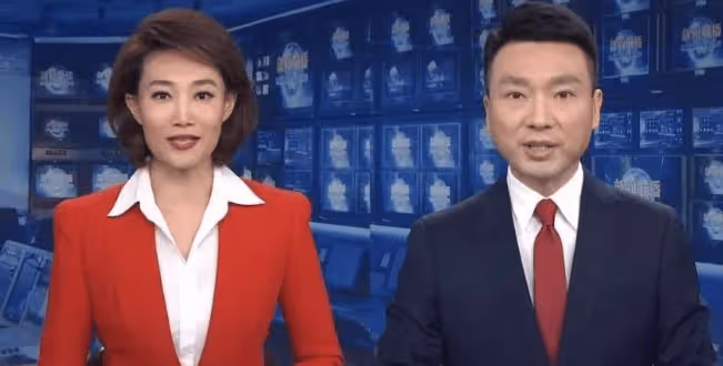 為什麼新聞聯播主持人從不低頭念稿,他們全背下來了嗎?來漲知識