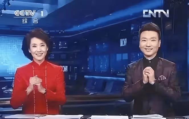 為什麼新聞聯播主持人從不低頭念稿,他們全背下來了嗎?來漲知識