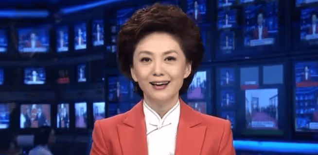 為什麼新聞聯播主持人從不低頭念稿,他們全背下來了嗎?來漲知識