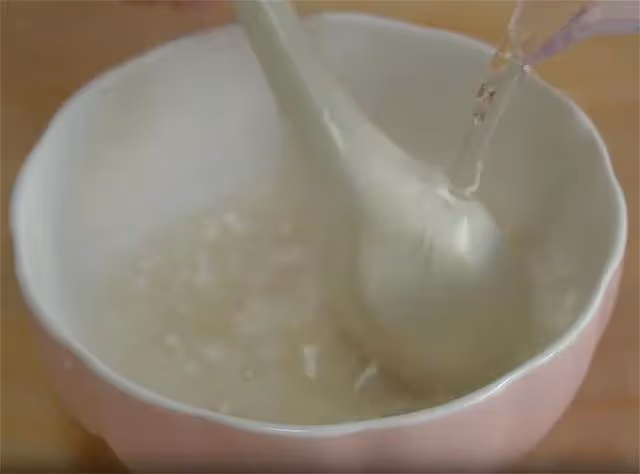 玉米面最近火了，不蒸不炸，牛奶一燙，鬆軟又酥脆，比麵包還好吃