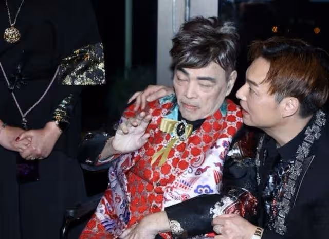令人憂心!71歲張偉文坐輪椅現身聚會神情恍惚,2年前患上失智症