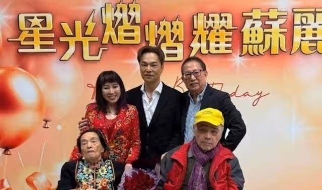 令人憂心!71歲張偉文坐輪椅現身聚會神情恍惚,2年前患上失智症