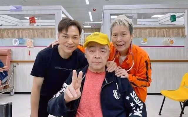 令人憂心!71歲張偉文坐輪椅現身聚會神情恍惚,2年前患上失智症