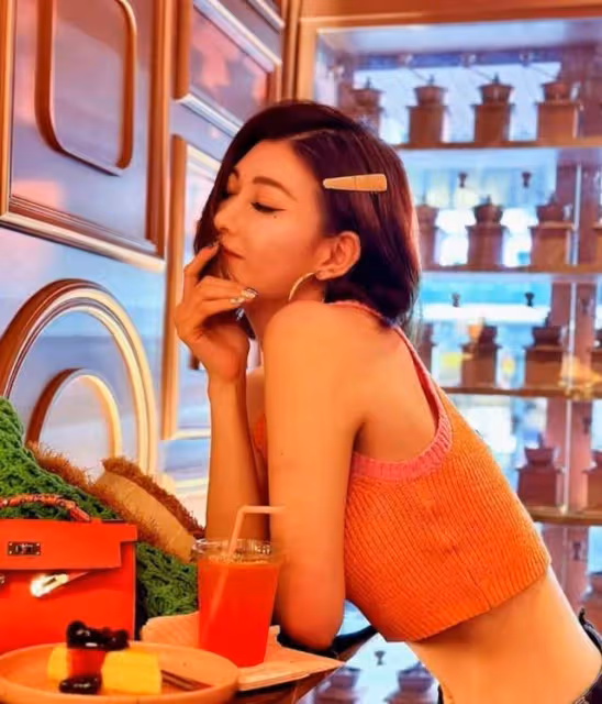 開心!41歲李彩樺酒吧狂歡被靚仔請喝酒,離婚後自認只想談小鮮肉