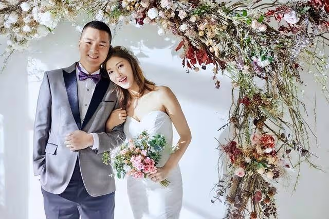 開心!41歲李彩樺酒吧狂歡被靚仔請喝酒,離婚後自認只想談小鮮肉