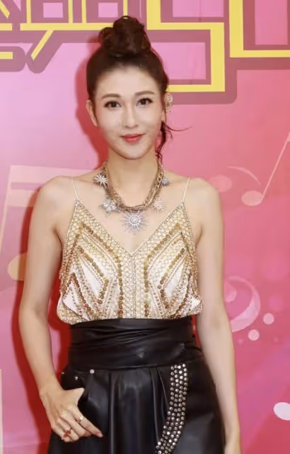 開心!41歲李彩樺酒吧狂歡被靚仔請喝酒,離婚後自認只想談小鮮肉