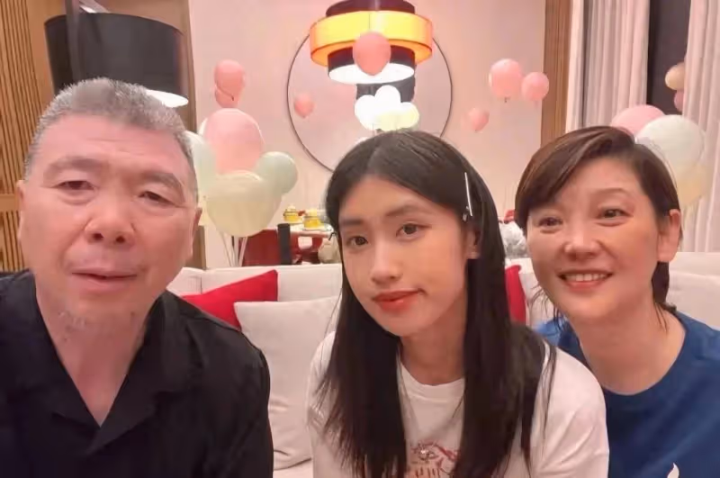 徐帆現身國外陪養女過節，18歲徐朵俏皮可愛，穿露臍裝俏皮可愛