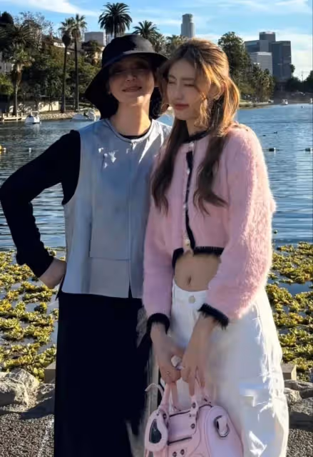 徐帆現身國外陪養女過節，18歲徐朵俏皮可愛，穿露臍裝俏皮可愛