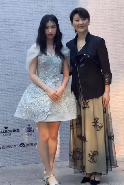 徐帆現身國外陪養女過節，18歲徐朵俏皮可愛，穿露臍裝俏皮可愛