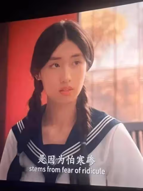 徐帆現身國外陪養女過節，18歲徐朵俏皮可愛，穿露臍裝俏皮可愛