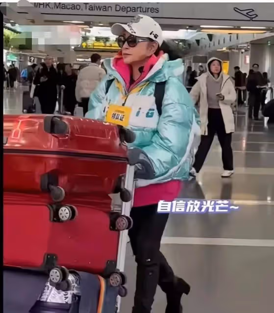 蔡明現身機場參加活動,63歲近照變化太大不敢認,為了美太拼了