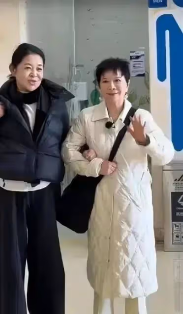 蔡明現身機場參加活動,63歲近照變化太大不敢認,為了美太拼了