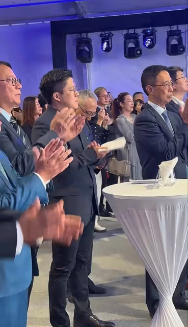 霍啟剛香港參加活動,前TVB最帥康熙馬浚偉現身,53歲依舊年輕