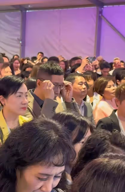 霍啟剛香港參加活動,前TVB最帥康熙馬浚偉現身,53歲依舊年輕