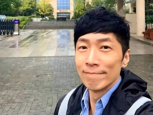 霍啟剛香港參加活動,前TVB最帥康熙馬浚偉現身,53歲依舊年輕