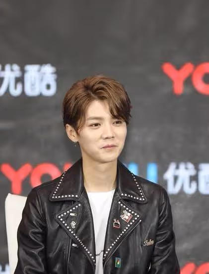 鹿晗凌晨開直播罵人,豎中指說髒話,更多內情曝光,網友熱議