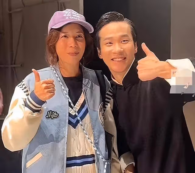 莫文蔚54歲也老了?看戲素顏膚色暗,像老奶奶!