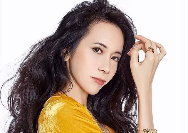 莫文蔚54歲也老了?看戲素顏膚色暗,像老奶奶!