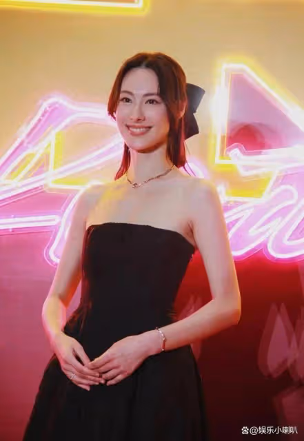 同樣是嫁入豪門,梁洛施和吳佩慈的生活對比,誰才是真正的贏家?
