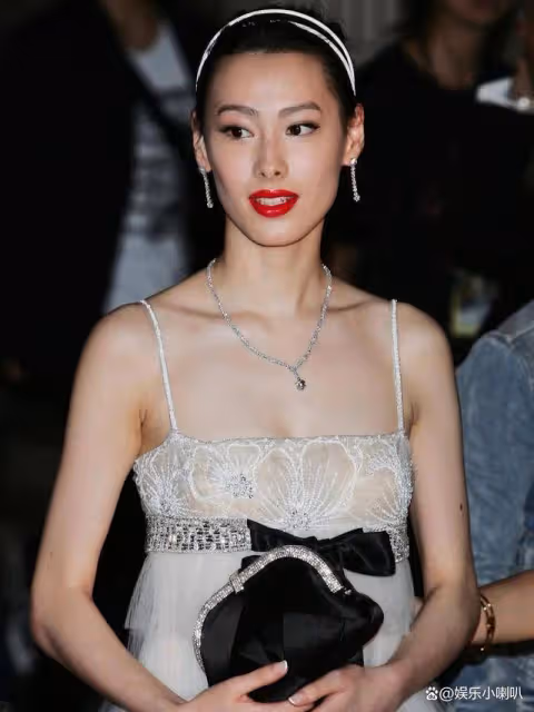 同樣是嫁入豪門,梁洛施和吳佩慈的生活對比,誰才是真正的贏家?