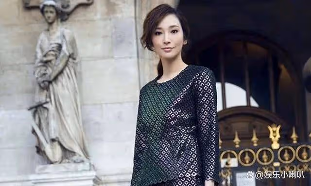 同樣是嫁入豪門,梁洛施和吳佩慈的生活對比,誰才是真正的贏家?