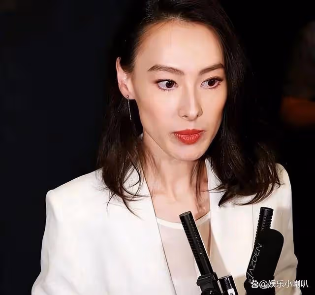 同樣是嫁入豪門,梁洛施和吳佩慈的生活對比,誰才是真正的贏家?
