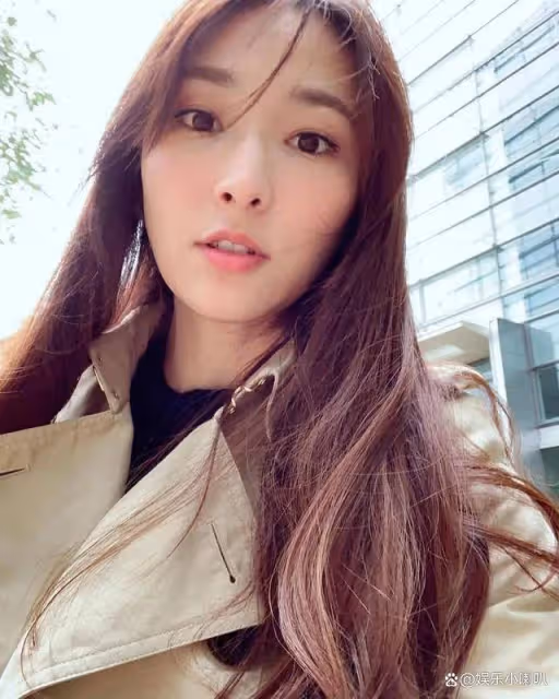 同樣是嫁入豪門,梁洛施和吳佩慈的生活對比,誰才是真正的贏家?