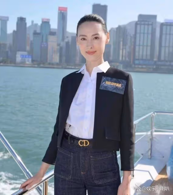 同樣是嫁入豪門,梁洛施和吳佩慈的生活對比,誰才是真正的贏家?