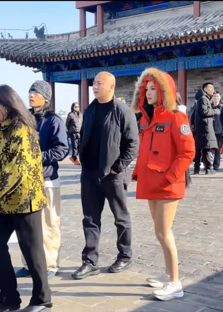 谷愛凌現身西安城牆引圍觀,上身羽絨服下身露腿太抗凍,身材好棒
