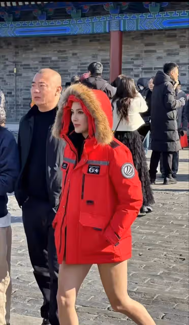 谷愛凌現身西安城牆引圍觀,上身羽絨服下身露腿太抗凍,身材好棒