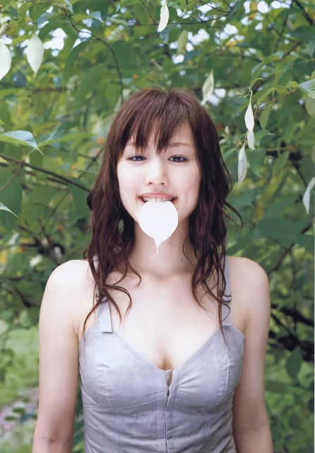 日本女星綾瀨遙性感寫真!豐乳肥臀魔鬼身材太火辣了