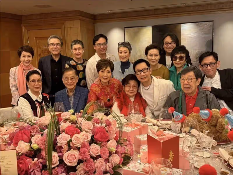 92歲胡楓出席宴會「戲弄」96歲白雪仙,與陳寶珠搞怪敘舊聊天