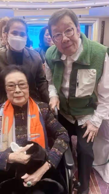 92歲胡楓出席宴會「戲弄」96歲白雪仙,與陳寶珠搞怪敘舊聊天
