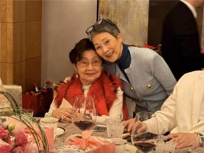 92歲胡楓出席宴會「戲弄」96歲白雪仙,與陳寶珠搞怪敘舊聊天