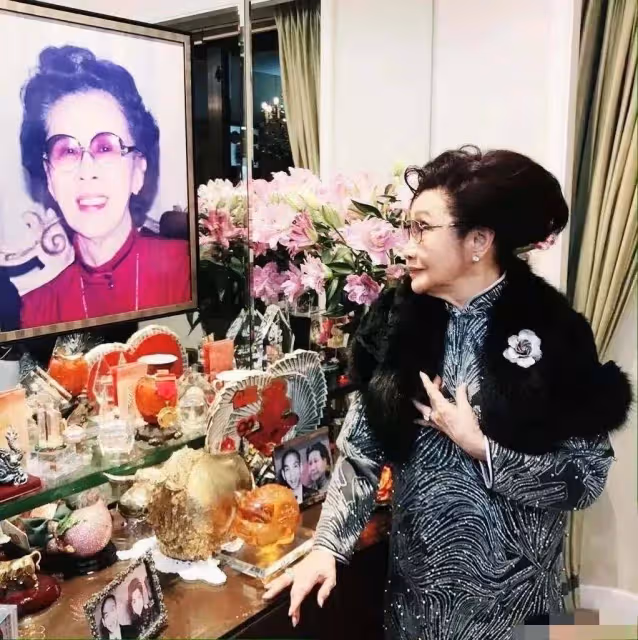92歲胡楓出席宴會「戲弄」96歲白雪仙,與陳寶珠搞怪敘舊聊天