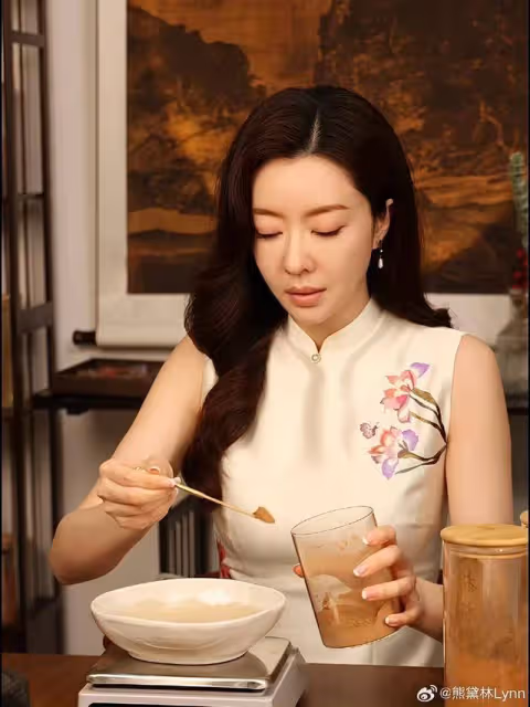 知名港星曬近況！為女兒表演親自化妝，小傢伙被贊五官越來越精緻