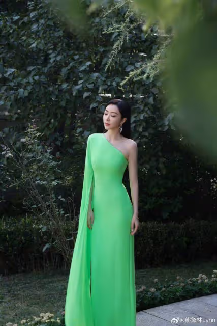 知名港星曬近況！為女兒表演親自化妝，小傢伙被贊五官越來越精緻