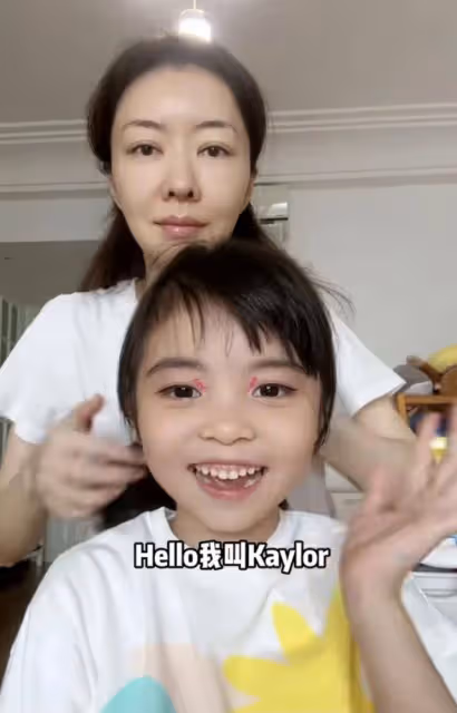 知名港星曬近況！為女兒表演親自化妝，小傢伙被贊五官越來越精緻