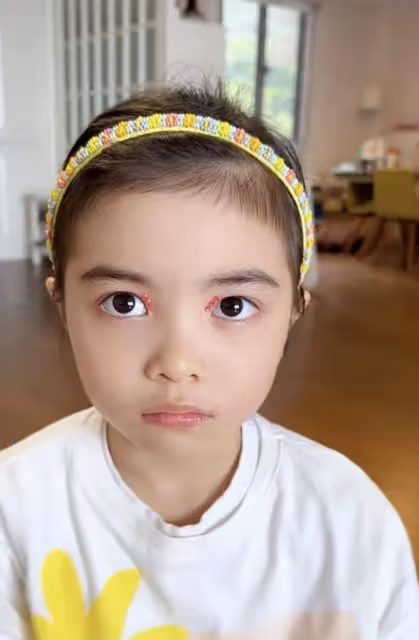 知名港星曬近況！為女兒表演親自化妝，小傢伙被贊五官越來越精緻