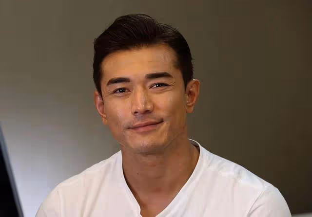 TVB前知名男星穿內褲拍視頻,健碩身材獲激贊,離巢後半年沒工作