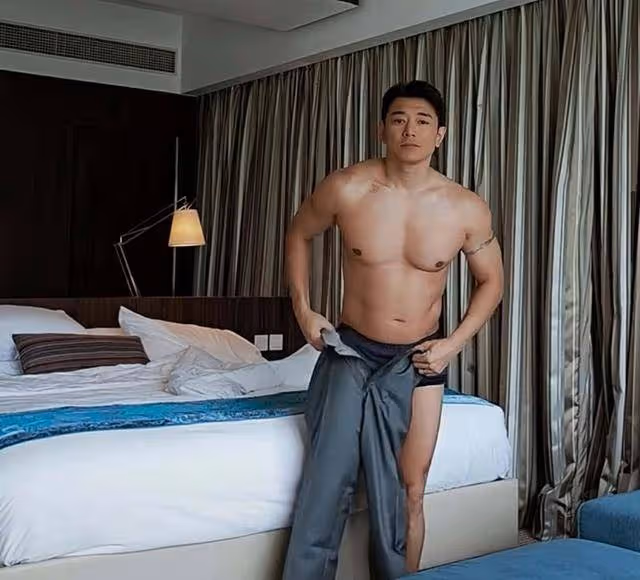 TVB前知名男星穿內褲拍視頻,健碩身材獲激贊,離巢後半年沒工作