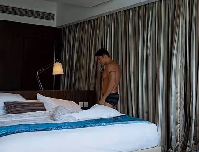 TVB前知名男星穿內褲拍視頻,健碩身材獲激贊,離巢後半年沒工作