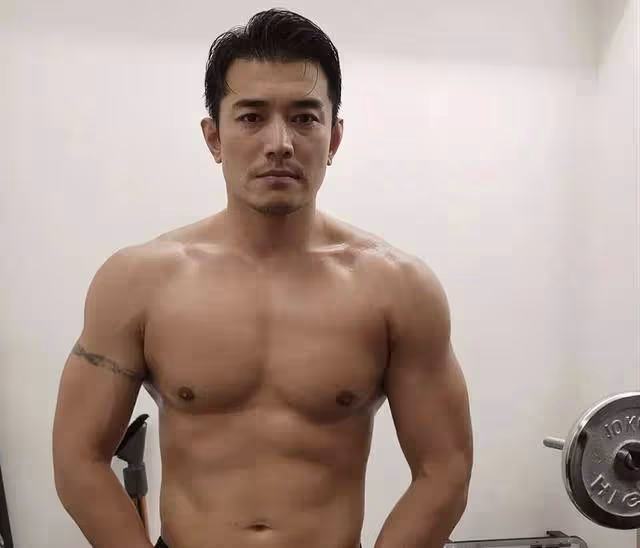 TVB前知名男星穿內褲拍視頻,健碩身材獲激贊,離巢後半年沒工作