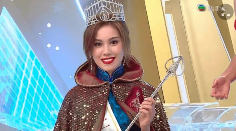 恭喜!25歲學霸港姐醫科碩士畢業, TVB高層樂易玲帶兩個帥兒子現身慶賀