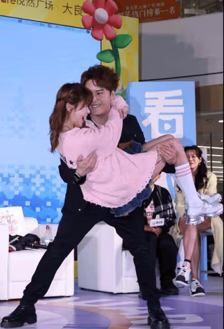 TVB處境劇《愛回家》5對CP現身佛山!近千粉絲擠爆商場!