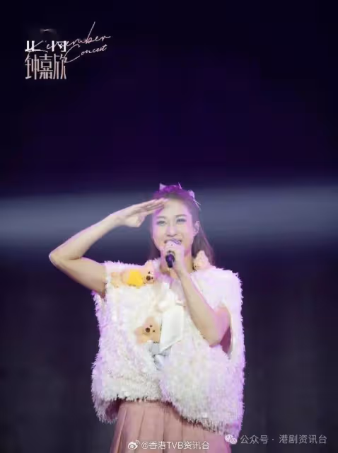 鍾嘉欣開演唱會獲2歲小女兒撐場!表情多多人氣直逼媽咪