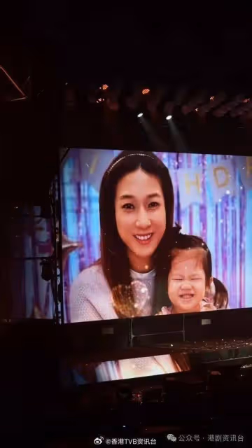 鍾嘉欣開演唱會獲2歲小女兒撐場!表情多多人氣直逼媽咪