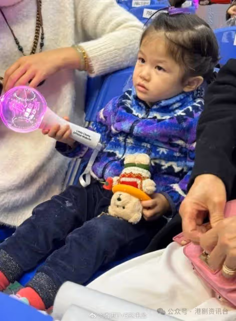 鍾嘉欣開演唱會獲2歲小女兒撐場!表情多多人氣直逼媽咪