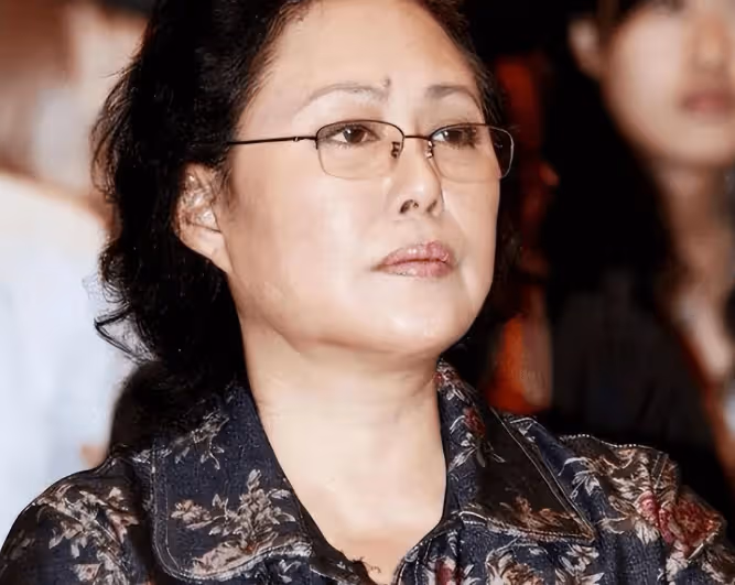 斯琴高娃:74歲被除名「國家一級演員」,兒子入獄、老公去世,她說不後悔?