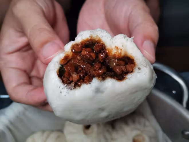 一口吃到很多肉的醬肉包